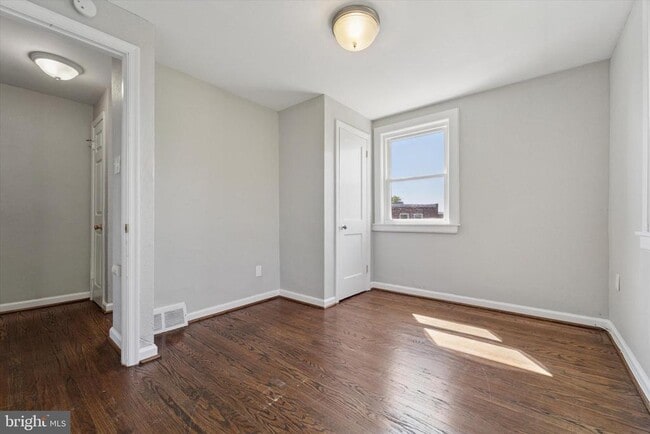 Building Photo - 2111 Delmar Dr