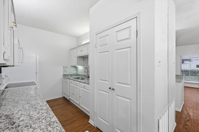 Building Photo - 9600 Royal Ln