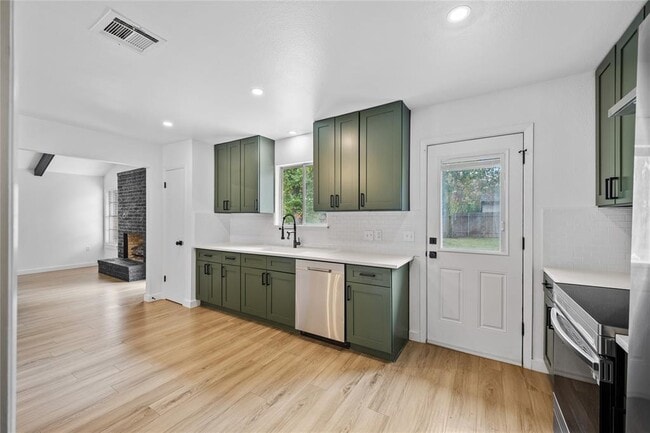 Building Photo - 2207 Southern Oaks Dr