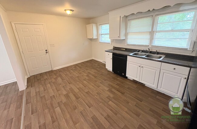 Building Photo - 203 Daisy Dr