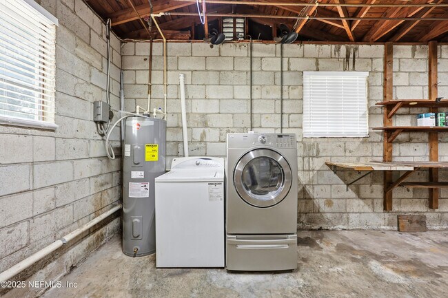 Building Photo - 457 Nightingale Rd