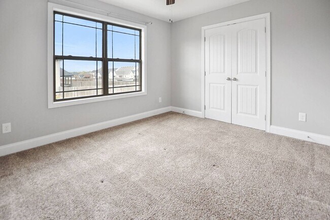 Building Photo - Pet Friendly Three Bedroom with Bonus!