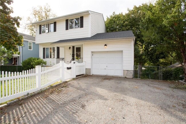 Building Photo - 97 Maple St