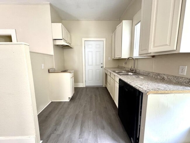 Building Photo - 701 N Cypress St