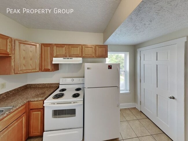 Building Photo - 1371 Summit St