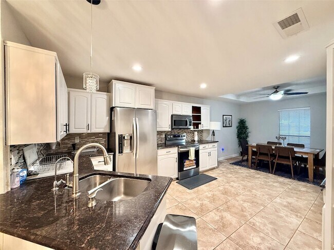 Building Photo - 16235 Red Wood Cir N