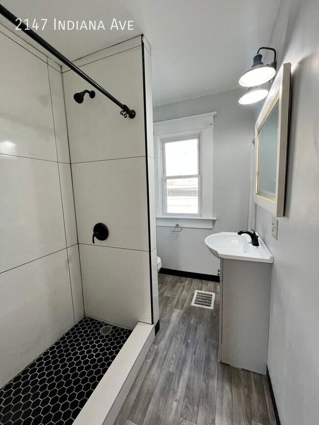 Building Photo - Huge 7 Bedroom 4 Bath Home Close To OSU Av...
