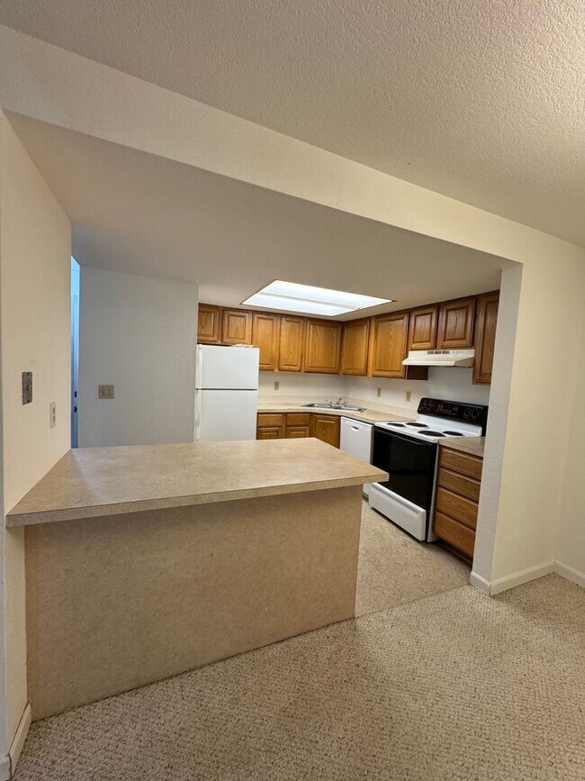 Building Photo - Cozy 2 Bed 1 Bath Condo, Wensley Court Factoria Bellevue