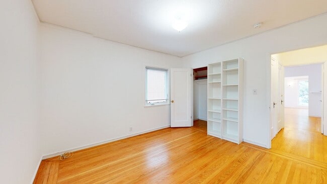 Building Photo - Charming 2 Bedroom Oakland Unit!