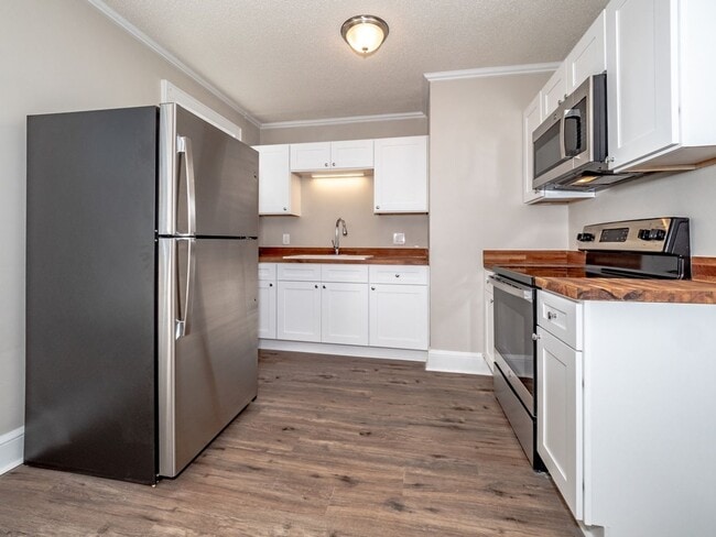 Building Photo - NEWLY RENOVATED 2 BEDROOM 1 BATH APARTMENT IN PRIME DOWNTOWN LOCATION!