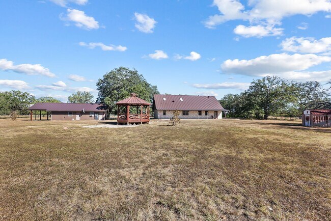 Building Photo - Hill Country Retreat