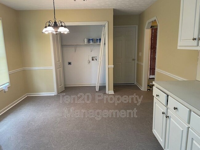 Building Photo - 6136 Crossbow Dr