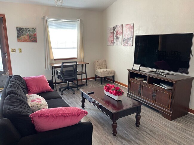 Building Photo - Cute 2 bedroom 1.5 bath townhome