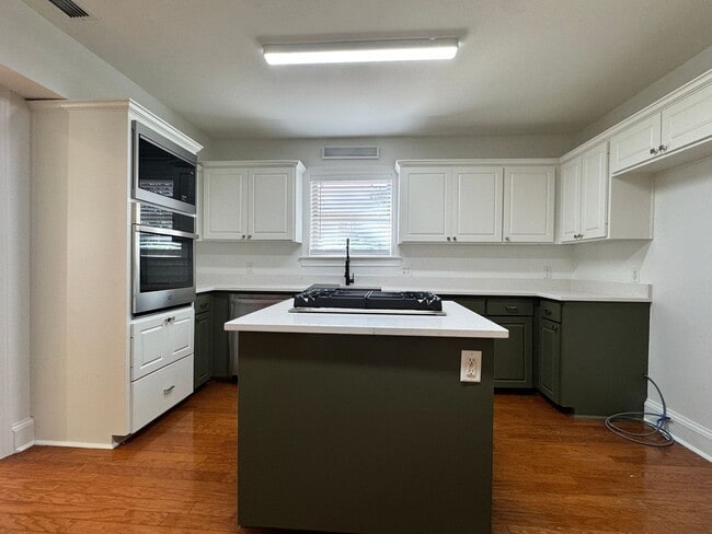 Building Photo - 627 W 2nd St