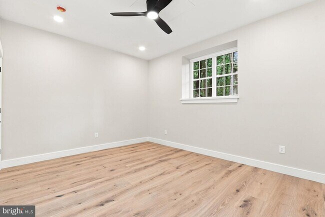 Building Photo - 5565 Pennell Rd