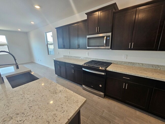Building Photo - Beautiful new build w mountain views