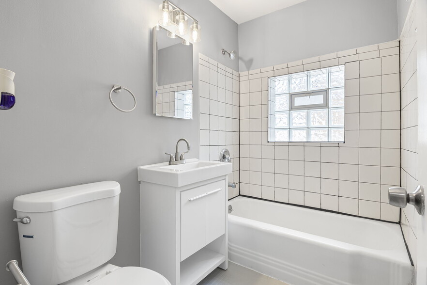 Bathroom - 1835 S 16th Ave
