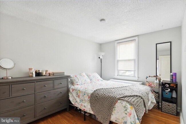 Building Photo - 327 E 9th Ave