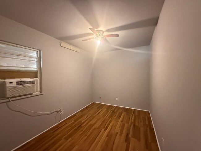 Building Photo - Two bedroom, One bathroom, Pet friendly ho...