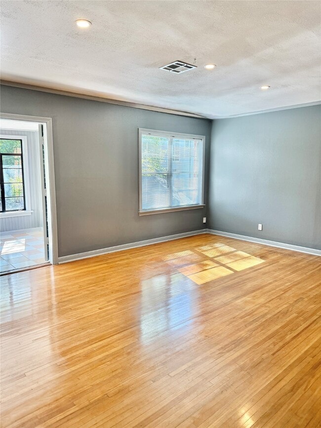 Building Photo - 2027 Sheridan St