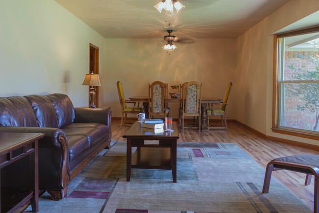 Building Photo - 1001 W Will Rogers Dr