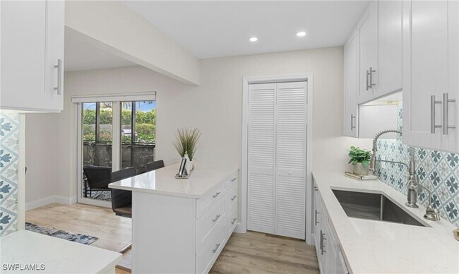 Building Photo - 788 Park Shore Dr