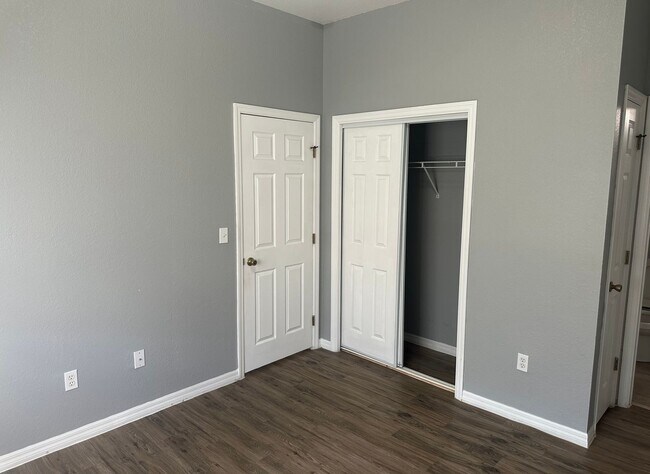 Building Photo - 2 Bedroom 2 Full Bath Townhome in LAKE MAR...
