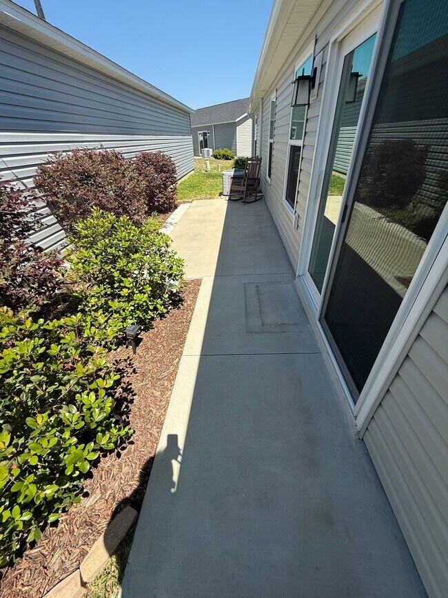 Building Photo - Fully Furnished, 3 Bed, 2 Bath, Turnkey ANNUAL Lease in the Village of Lake Denham