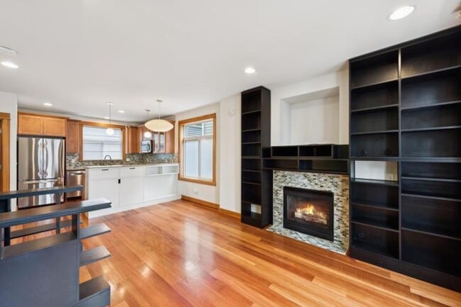 Building Photo - 2 bedroom in Seattle WA 98112