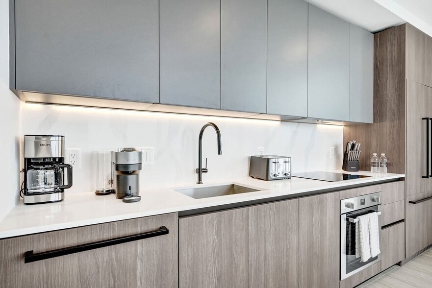 Building Photo - 580 72nd St