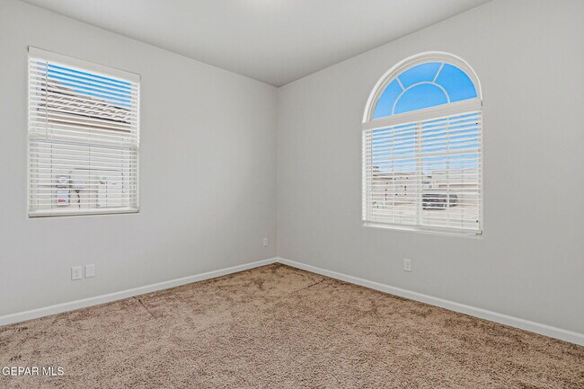 Building Photo - 253 Emerald Sun Dr