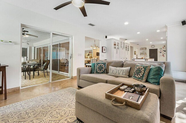 Family room with access to patio/pool - 2535 NW 41st St