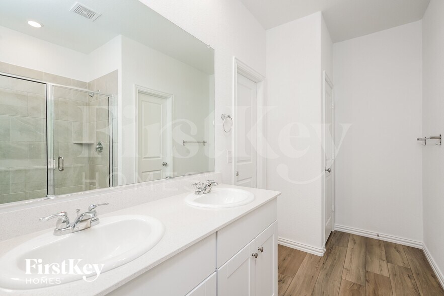 Building Photo - 929 High Noon Dr