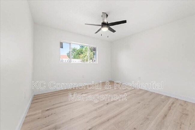 Building Photo - 484 Greenway Ave