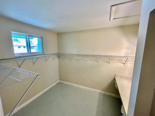 Building Photo - 421 S Lakeside Dr