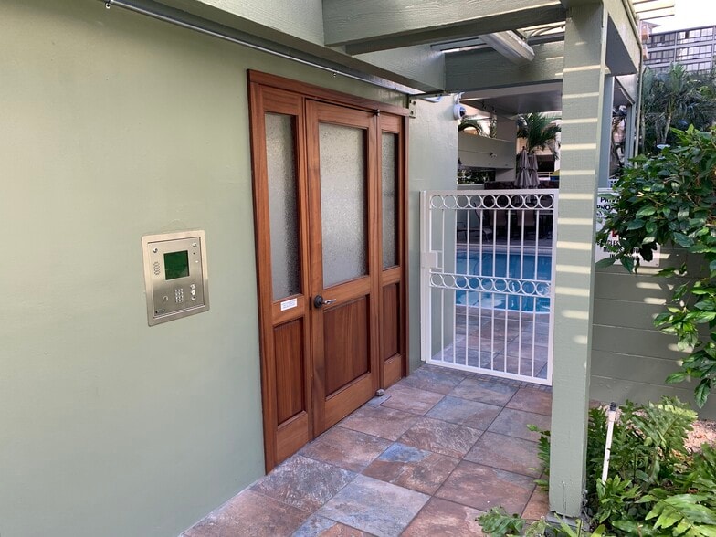 Front entrance - 2575 Kuhio Ave