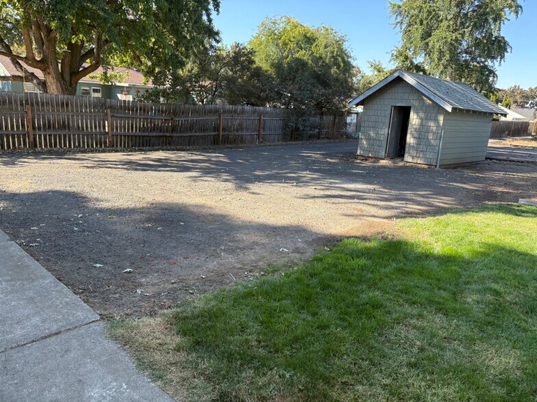 Building Photo - 1850 Amelia St