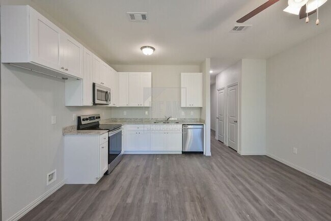 Building Photo - $1500! Stylish 2BR Townhome with 15 Minutes from Downtown Fort Worth Stockyards! Free application...