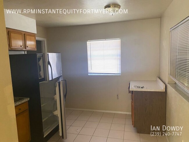 Building Photo - Very Spacious 1/1 Duplex with fenced in ba...