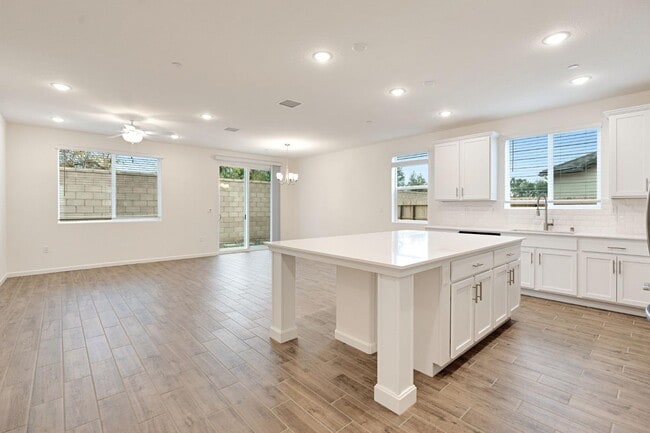 Building Photo - 2143 N Renn Ave