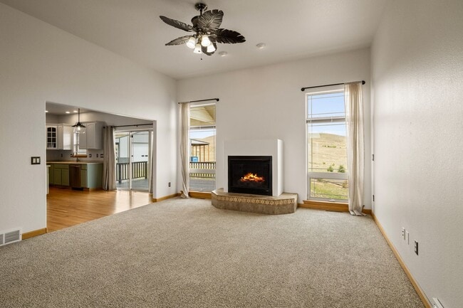 Building Photo - Executive 3-Bed Ranch Main Level - Private...