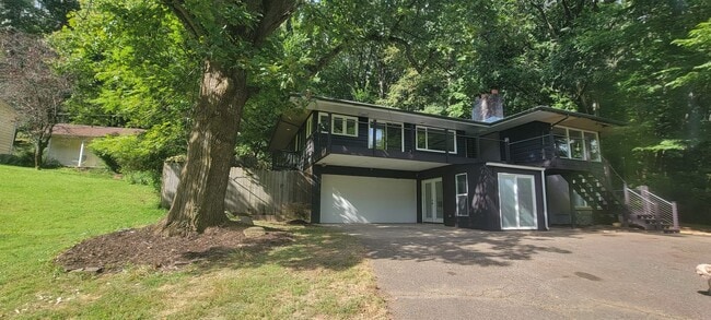 Primary Photo - 4 bedrooms 3 baths beautiful house