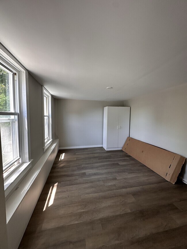 Building Photo - 84 W Main St