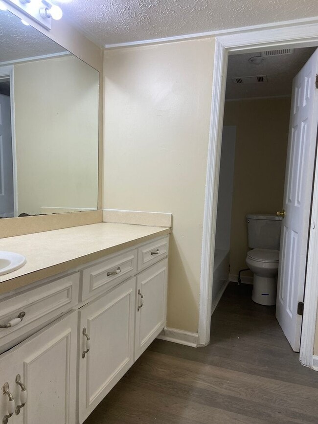 Building Photo - **UPCOMING**3 BEDROOM  / 1 BATHROOM HOUSE ...