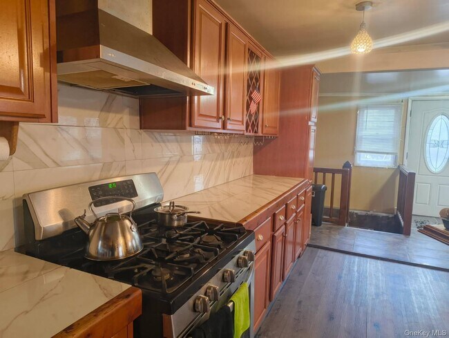 Building Photo - 18 Maple St