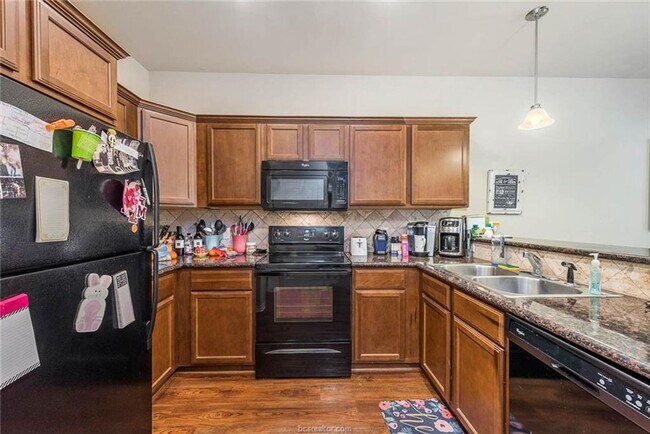 Building Photo - SUBLEASE Aug 11 2025 in Lakeridge Townhomes!