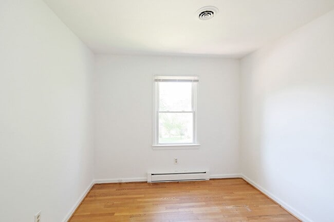 Building Photo - Move-in Ready Northern Albemarle County Home
