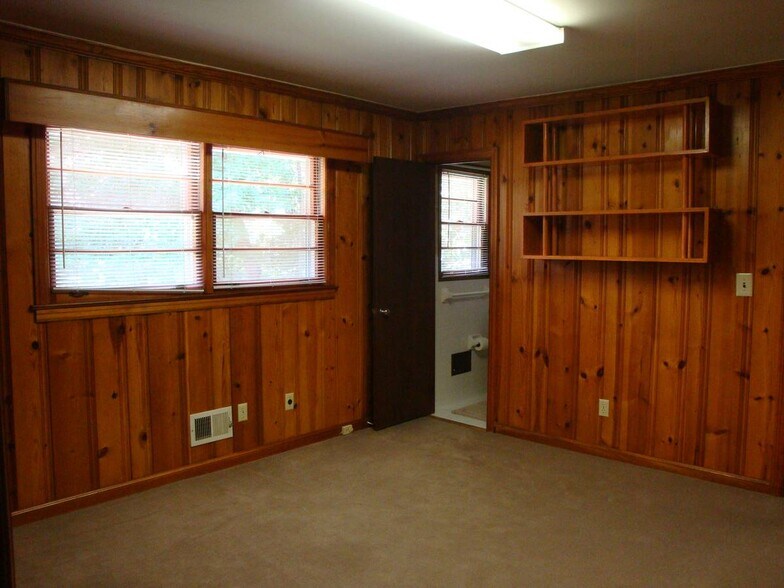 Building Photo - 3820 Orchard Rd SE