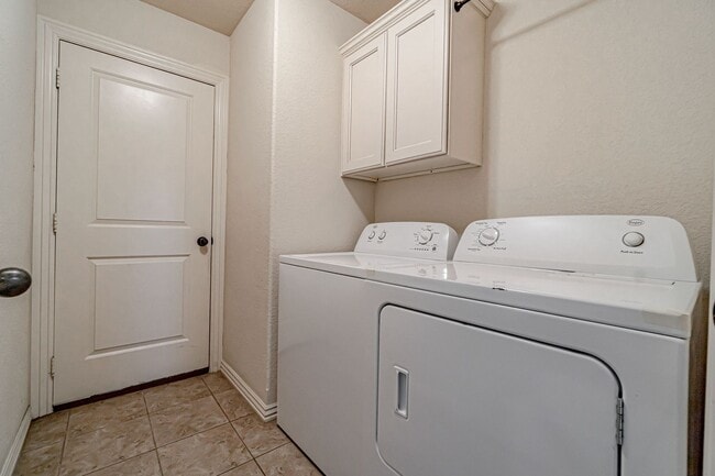 Building Photo - Spacious Centerton Duplex