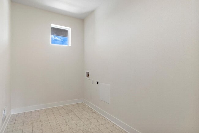 Building Photo - Beautiful 3 Bedroom 2 1/2 Bath Single Family Home